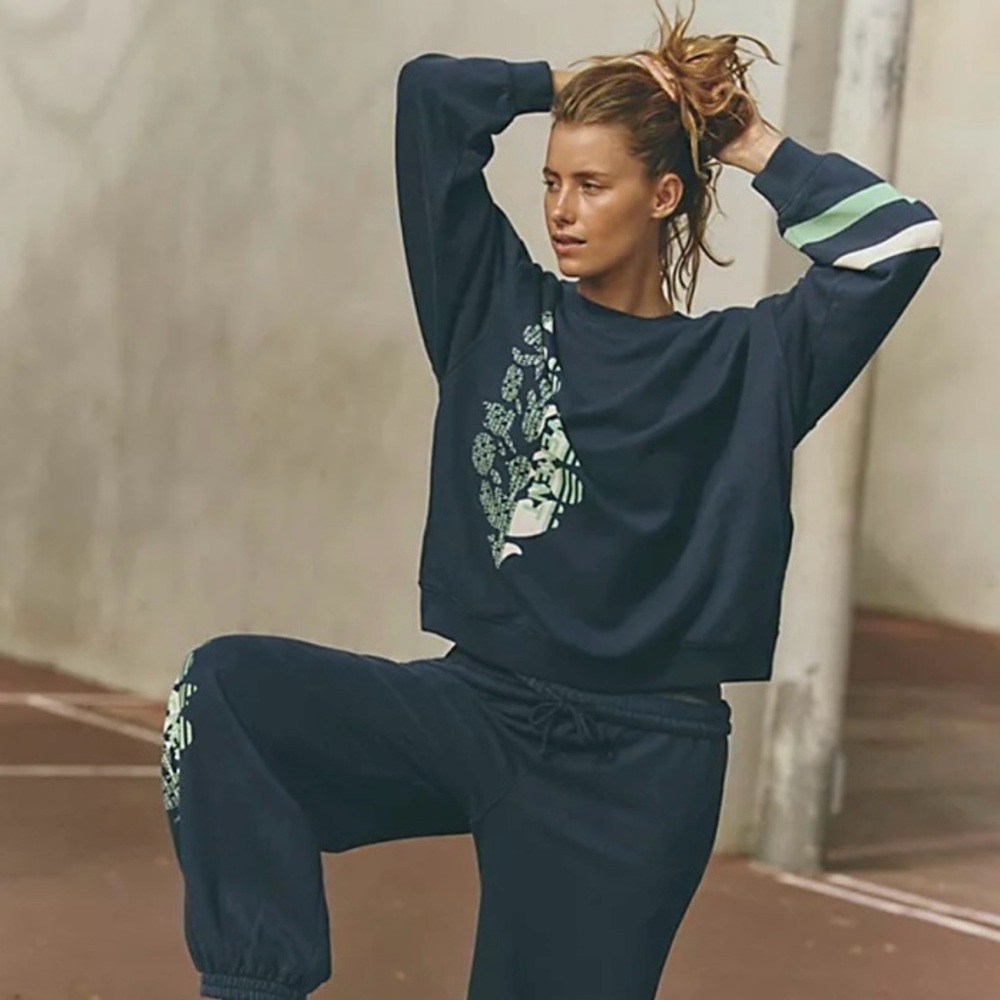 ▪️NWT Free People Movement All Star Logo Pullover - Picture 2 of 7